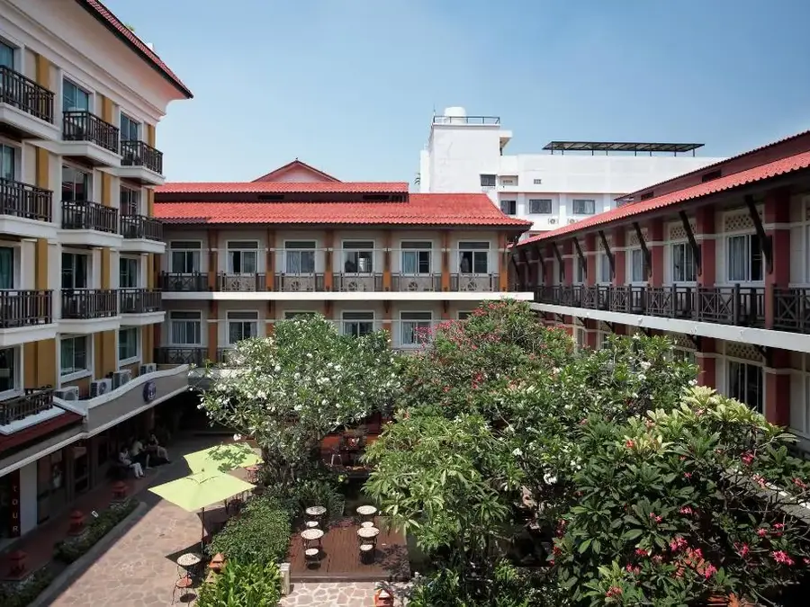 Rambuttri Village Hotel and Plaza